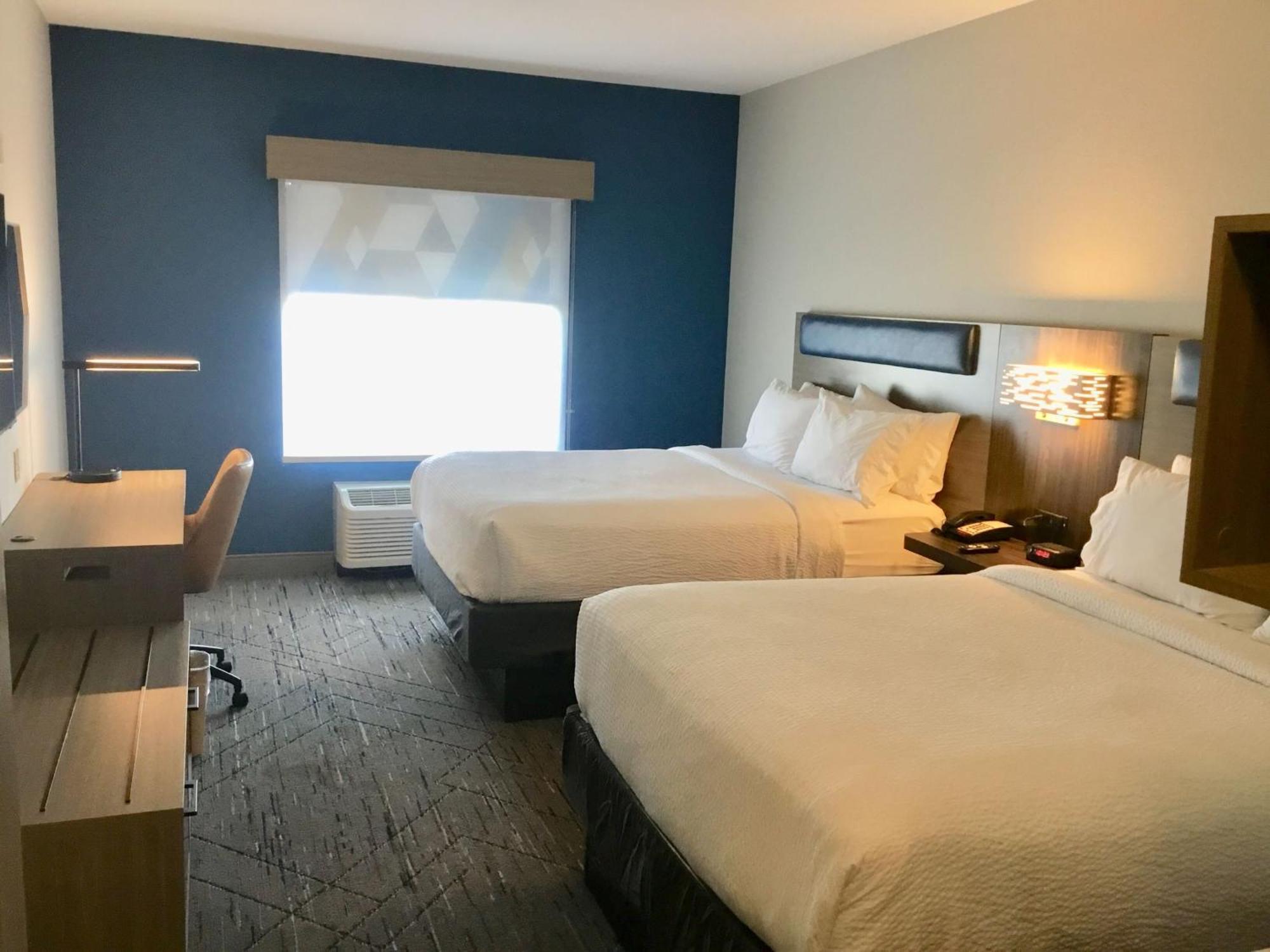 Holiday Inn Express Pratt By Ihg Exteriör bild