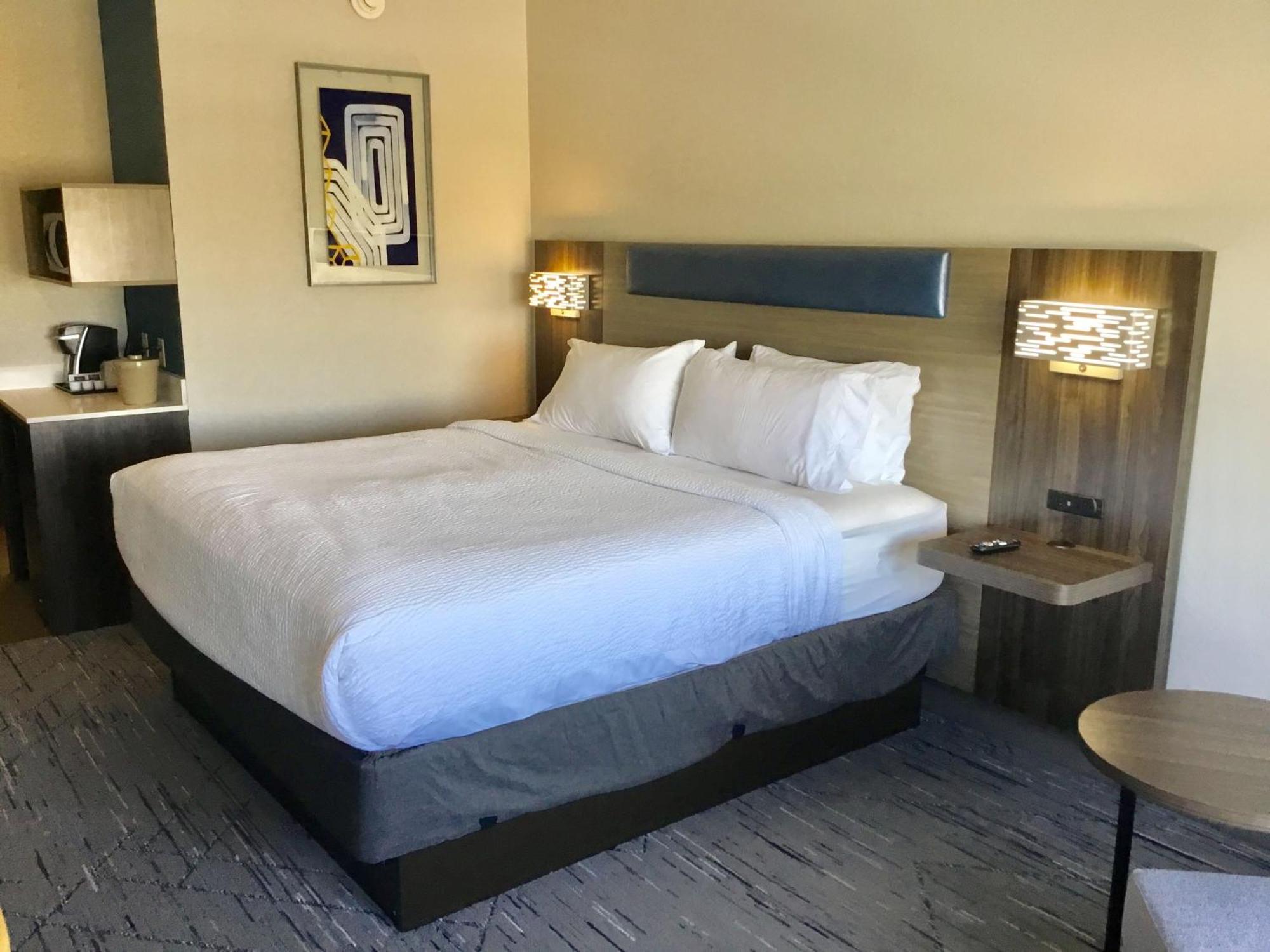 Holiday Inn Express Pratt By Ihg Exteriör bild