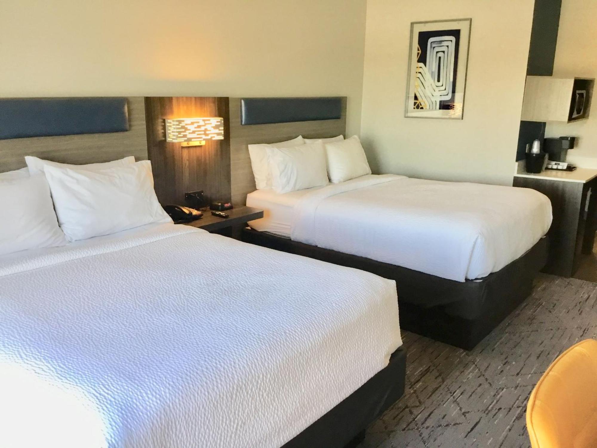 Holiday Inn Express Pratt By Ihg Exteriör bild